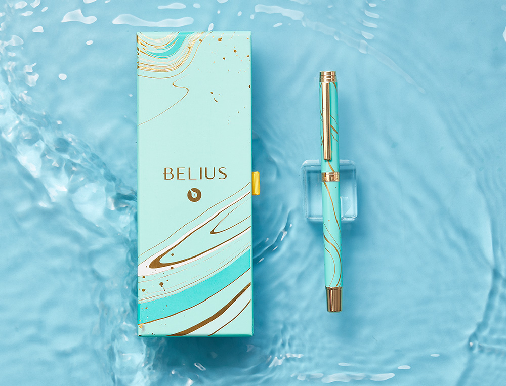 BOLIGRAFO BELIUS AQUA ALUMINIO COLOR TURQUESA Y DORADO TINTA AZUL CAJA DE DISEO