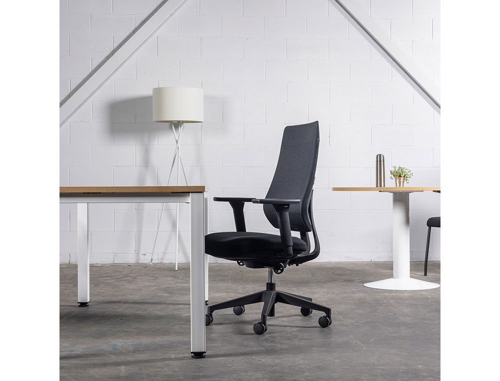 SILLA ROCADA DIRECCION BRAZOS REGULABLES BASE POLIMERO RESPALDO Y ASIENTO EN TELA IGNIFUGA AZUL 610X680X1075 MM