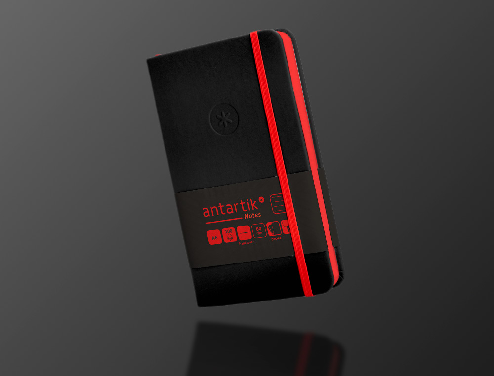 CUADERNO CON GOMILLA ANTARTIK NOTES TAPA DURA A6 HOJAS RAYAS NEGRO Y ROJO 100 HOJAS 80 GR FSC